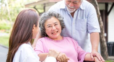 Doctor,Woman,Take,Care,To,Elder,Patient,At,Park. Penyakit Lupus