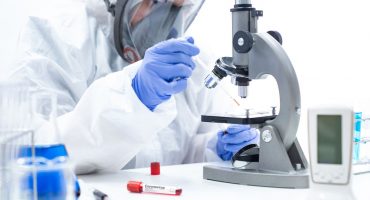 Doctors,Or,Scientists,Wearing,Clothes,And,A,Mask,Prevent,Germs Penyebab Trombosit Tinggi