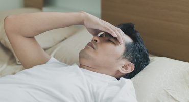Asian,Middle-aged,Man,Suffering,From,Migraine,While,Sleeping,On,His Sering Masuk Angin?