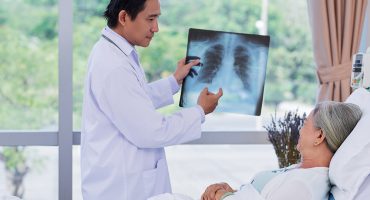 Vietnamese,Doctor,Showing,X-ray,To,Mature,Patient Apa itu Penyakit Bronkitis?