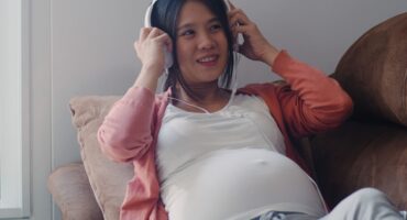 manfaat mendengarkan musik saat hamil