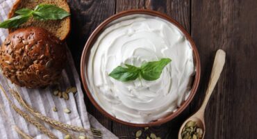 perbedaan greek yogurt dan yogurt biasa